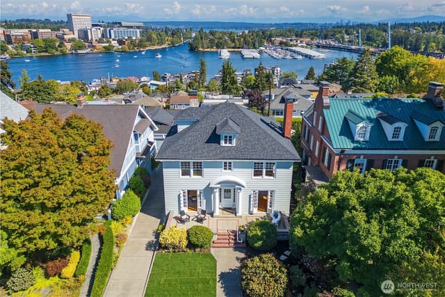 Property photo for 2822 10th Avenue E, Seattle