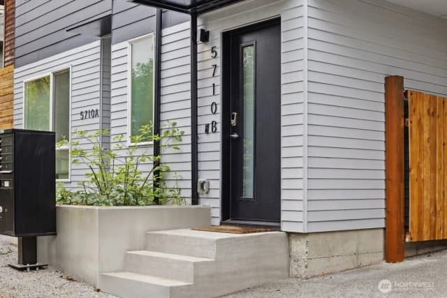 Property photo for 5710 Roosevelt Way Ne #b, Seattle