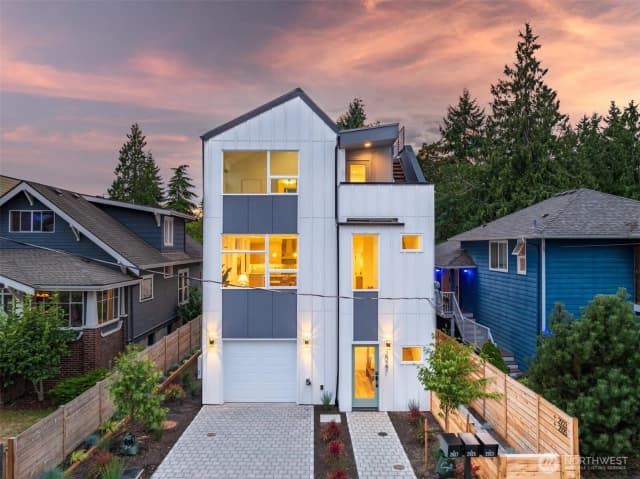 Property photo for 2927 39th Avenue Sw, Seattle
