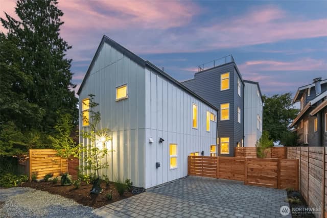 Property photo for 2923 39th Avenue Sw, Seattle