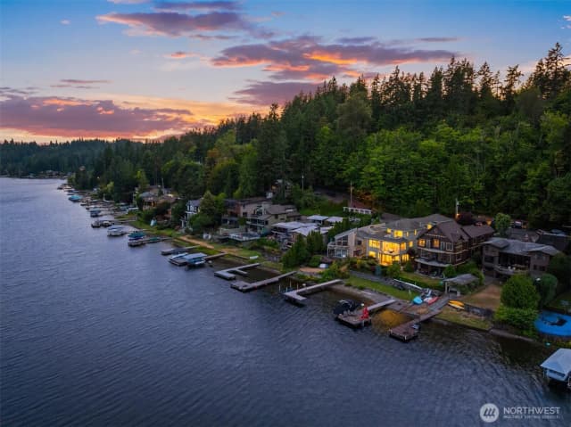 Property photo for 830 W Lake Sammamish Parkway Ne, Bellevue