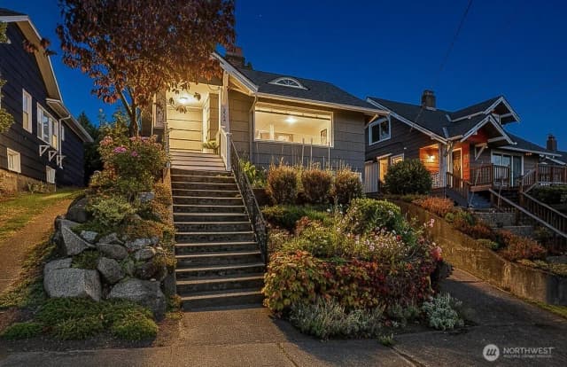 Property photo for 324 Ne 52nd Street, Seattle