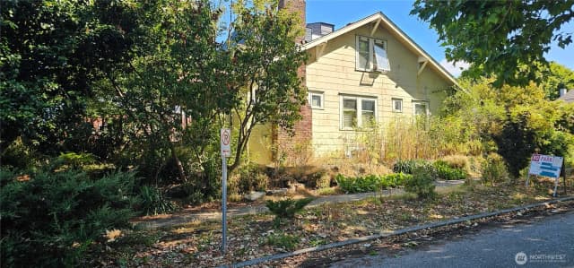 Property photo for 4302 Woodlawn Avenue N, Seattle