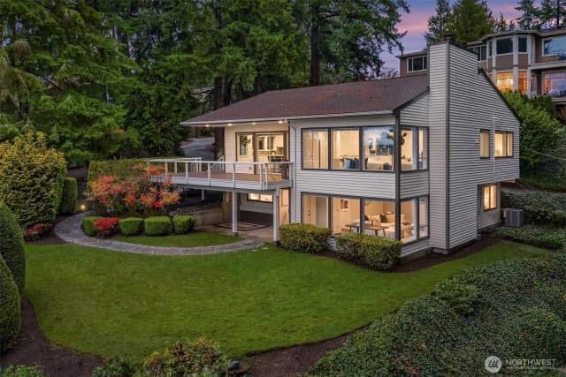 Property photo for 10001 Se 25th Street, Bellevue