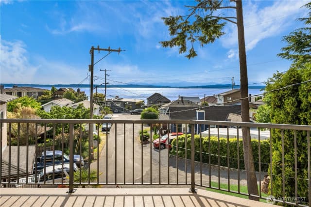 Property photo for 5305 Sw Shore Place, Seattle