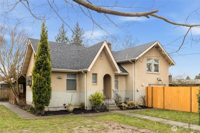 Property photo for 2010 13th Avenue Nw, Puyallup