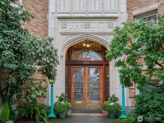 Property photo for 5810 Ne Cowen Place #305, Seattle