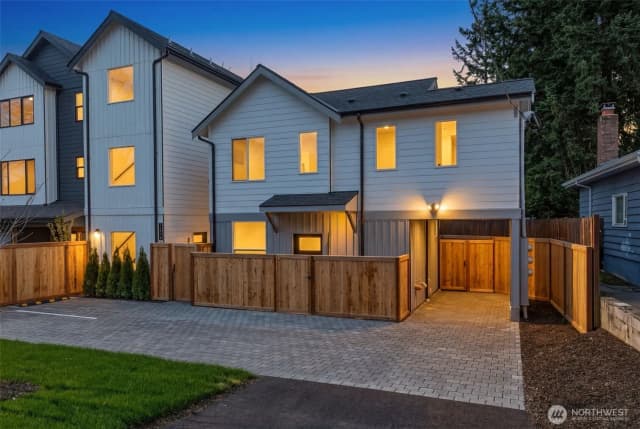 Property photo for 11013 Goodwin Way Ne, Seattle