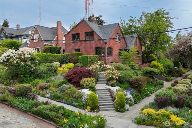 Property photo for 1403 2nd Avenue N, Seattle