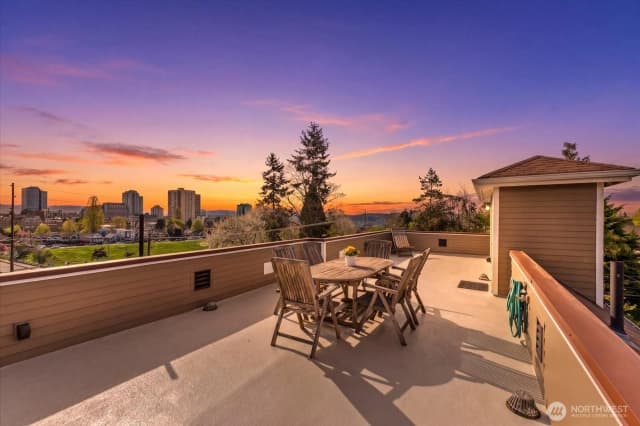 Property photo for 400 Ne 50th Street, Seattle