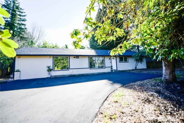 Property photo for 8437 Ne 10th Street, Medina