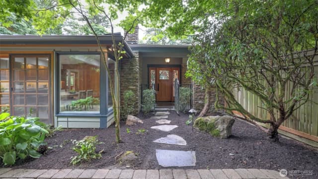 Property photo for 10555 Se 28th Street, Beaux Arts