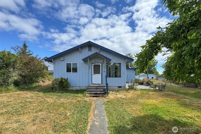 Property photo for 915 W 11th St, Port Angeles