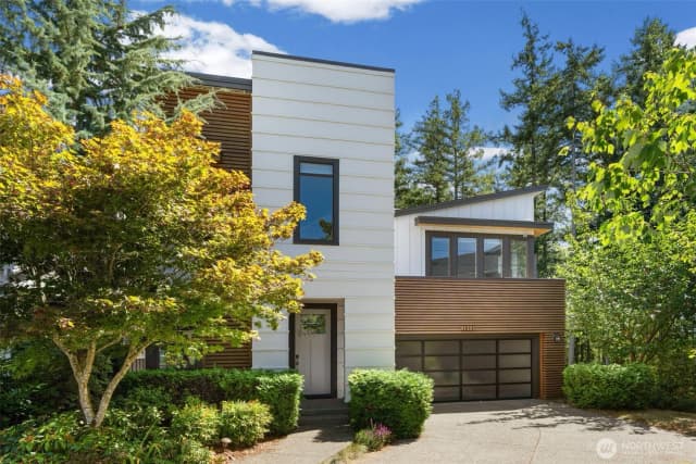 Property photo for 1073 Pine Crest Circle Ne, Issaquah, WA 98029