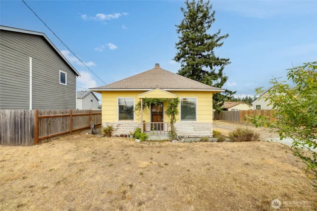 Property photo for 1442 E Whidbey Avenue, Oak Harbor
