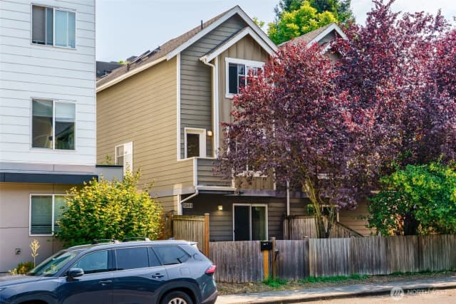 Property photo for 5260 Brooklyn Avenue Ne #b, Seattle