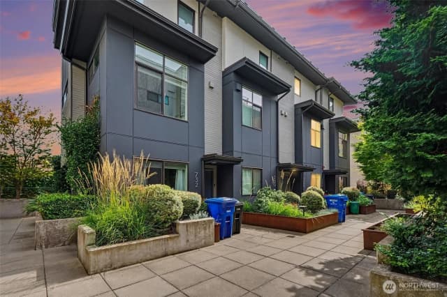 Property photo for 728 3rd Avenue N, Seattle