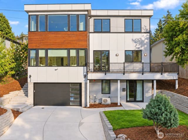 Property photo for 328 Slater Street S, Kirkland