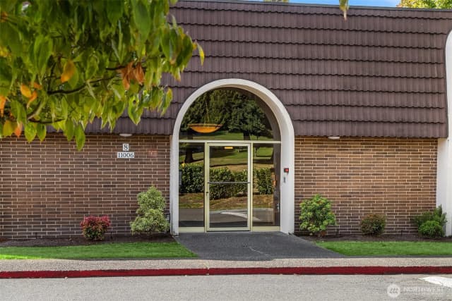 Property photo for 11006 Ne 68th Street #811, Kirkland